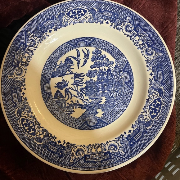 Beautiful plates royal china - Picture 2 of 4